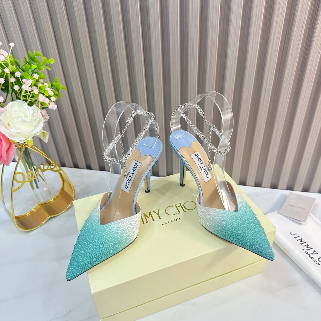 👟👟Ex-factory price 720👟👟 JIMMY CHOO (Jimmy CHOO) 💝💝💝 is a very comprehensive and noble fashion lifestyle brand. It has a series of women's high-heeled, medium-heeled, flat-heeled sandals with the same strap from major fashion bloggers and celebrities in Hong Kong and the United States.  The Australian pointed toe, round toe and square toe series are simply beautiful. Fall in love with elegance and playful sense of the future. Just by looking at them, you want to own them immediately, but you can really think about a pair of exquisite high heels~~~~~~~~~~~~~~~~~ 💝This series is specially designed for extraordinary and indifferent ladies, thus creating a unique overall effect, Jimmy Choo Design products that inspire women to move forward and show their charm💝💝💝 1⃣️Material: Imported silk hot diamond 2⃣️Inner: Imported Italian lambskin, super soft and delicate 3⃣️Outsole: Imported Italian original original color genuine leather outsole Heel height 10.cm (8.5/6.5cm can be made) 4⃣️Code number: 35-39 (34.40.41.42 customized)